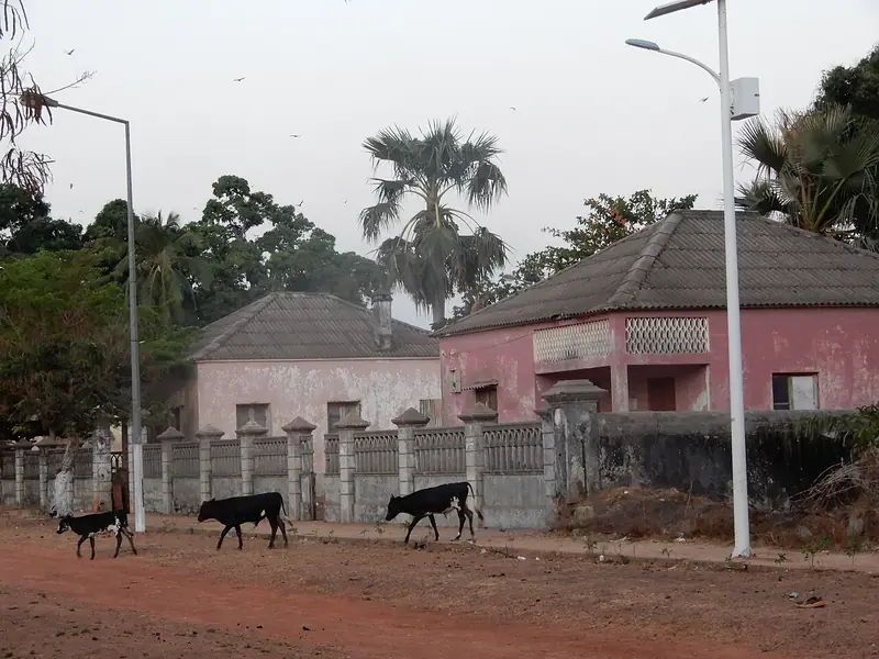 Pink colonial building on Avenida Amílcar Cabral, Bolama