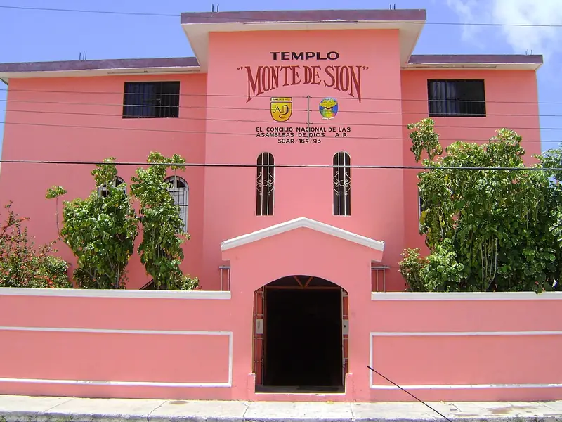 Pink church Templo Monte de Sion in Cancún