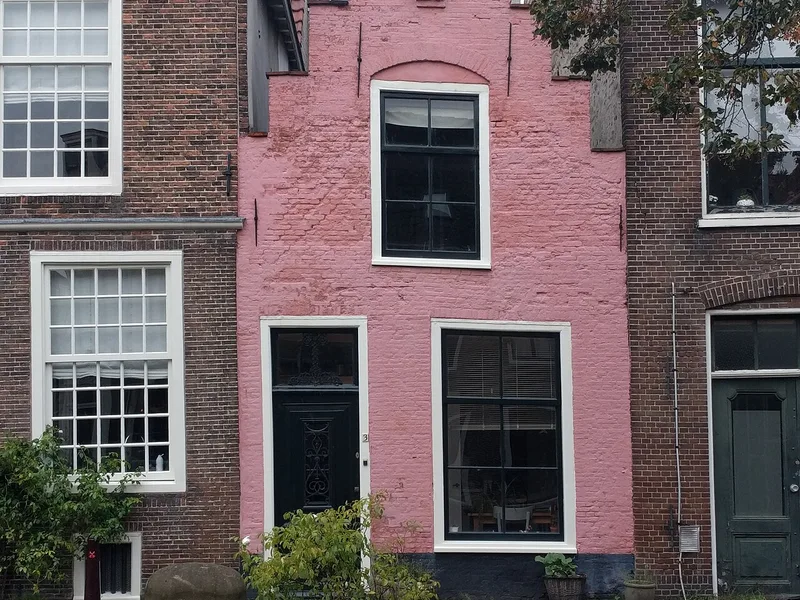 Pink house — Groenhazengracht 3, Leiden