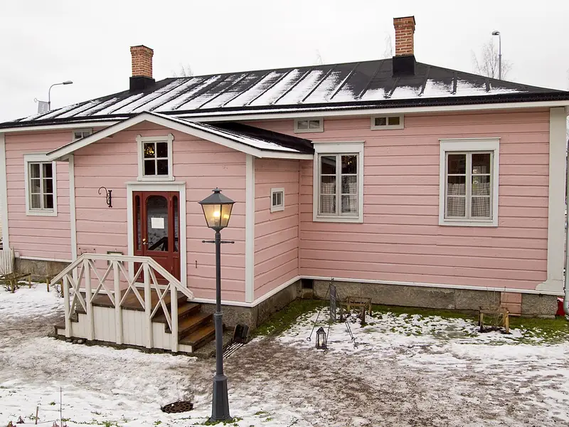 Pink wooden house in Toivola Old Yard, Jyväskylä