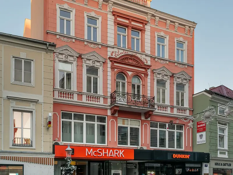 Ornate pink townhouse at Kremser Gasse 19, Sankt Pölten